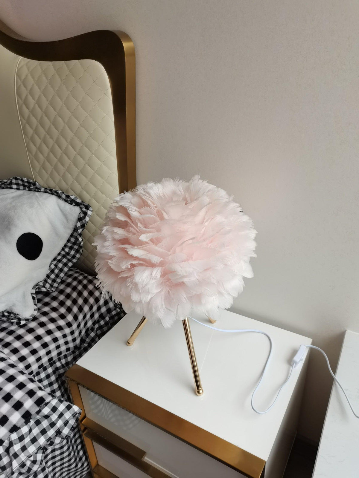 Nilo Feather Feminine Table Lamp