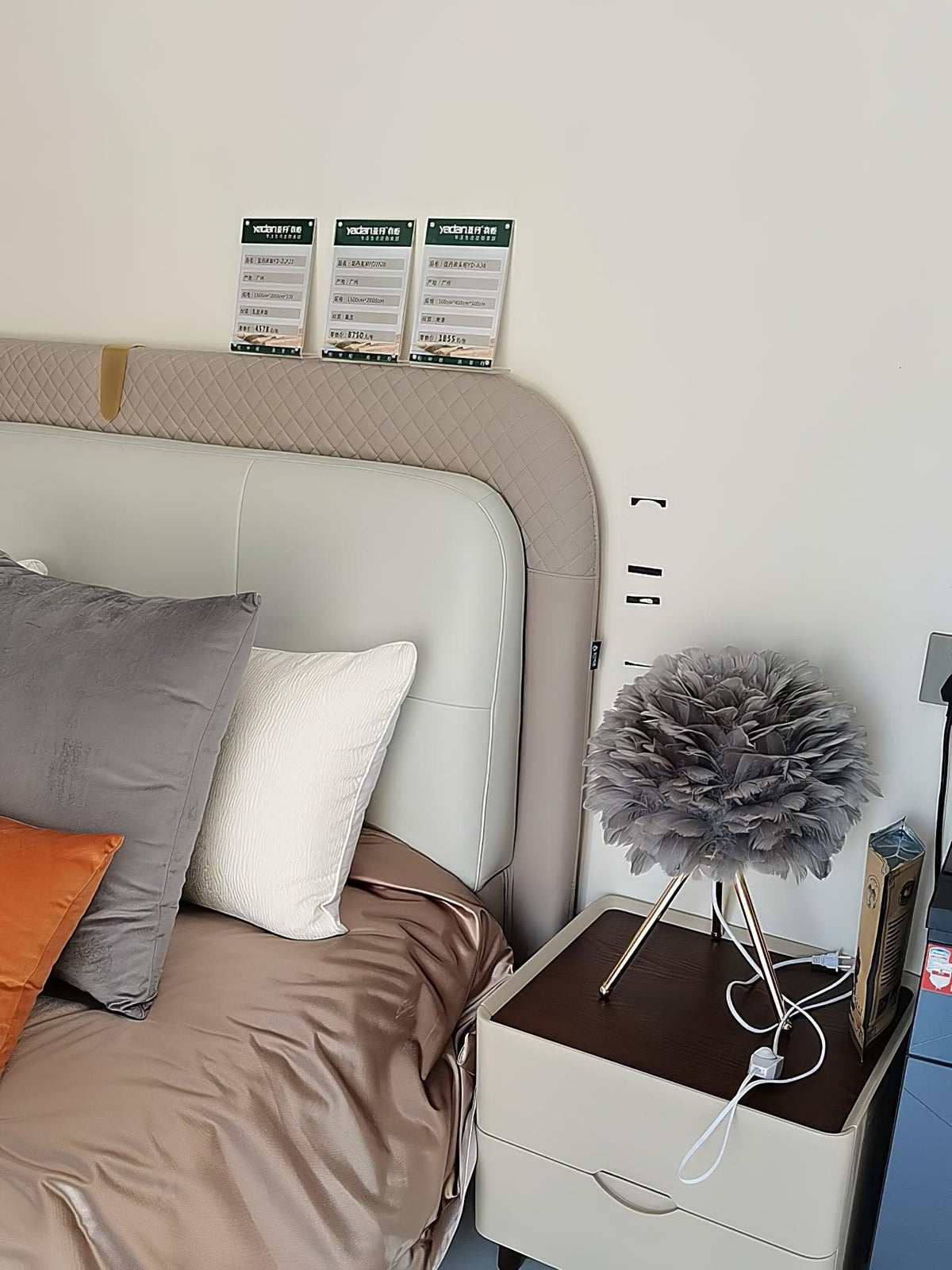 Nilo Feather Feminine Table Lamp