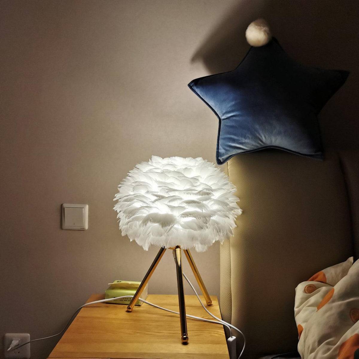 Nilo Feather Feminine Table Lamp