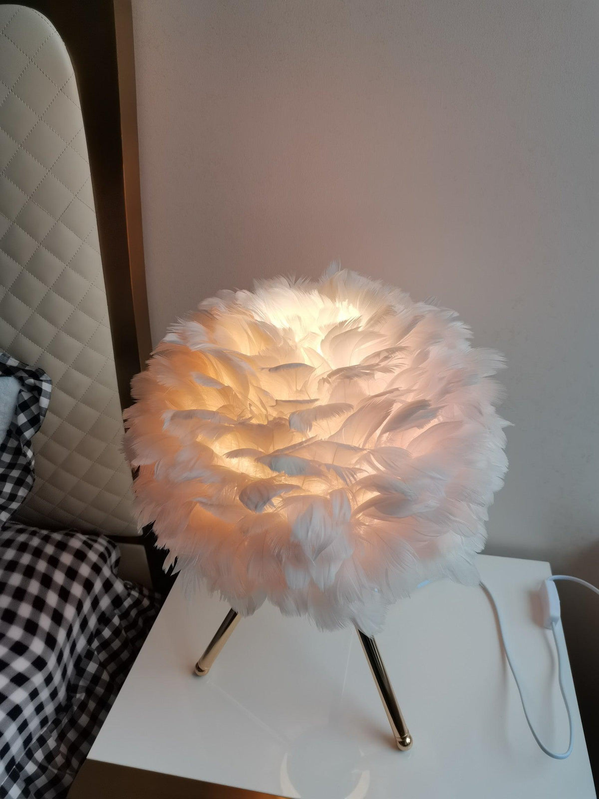 Nilo Feather Feminine Table Lamp