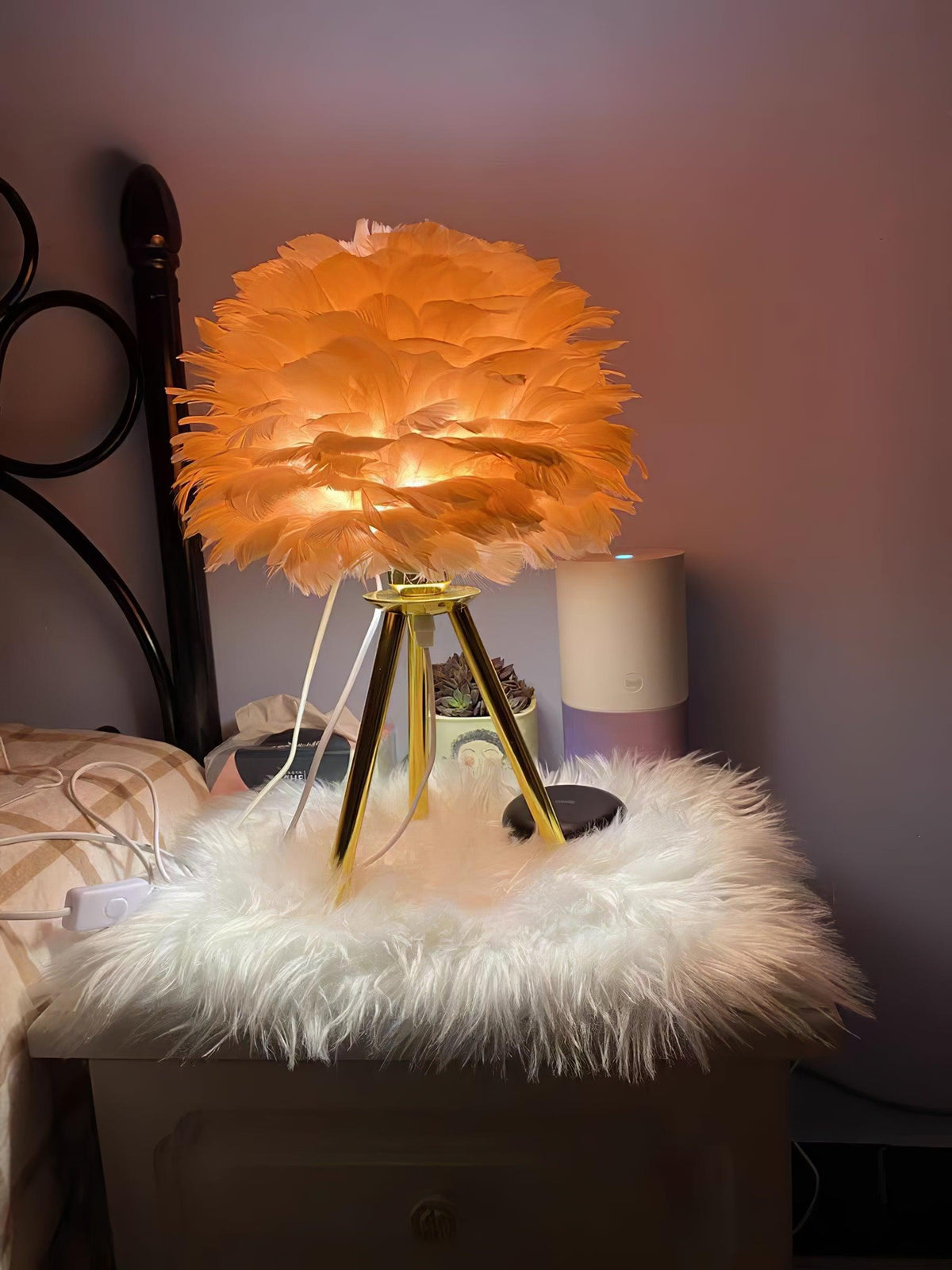 Nilo Feather Feminine Table Lamp