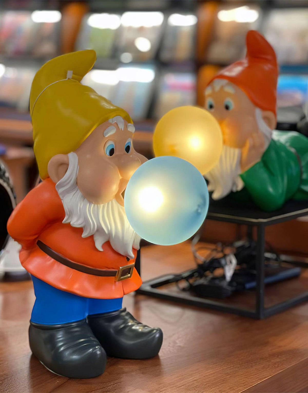 Brisa Resin Playful Table Lamp