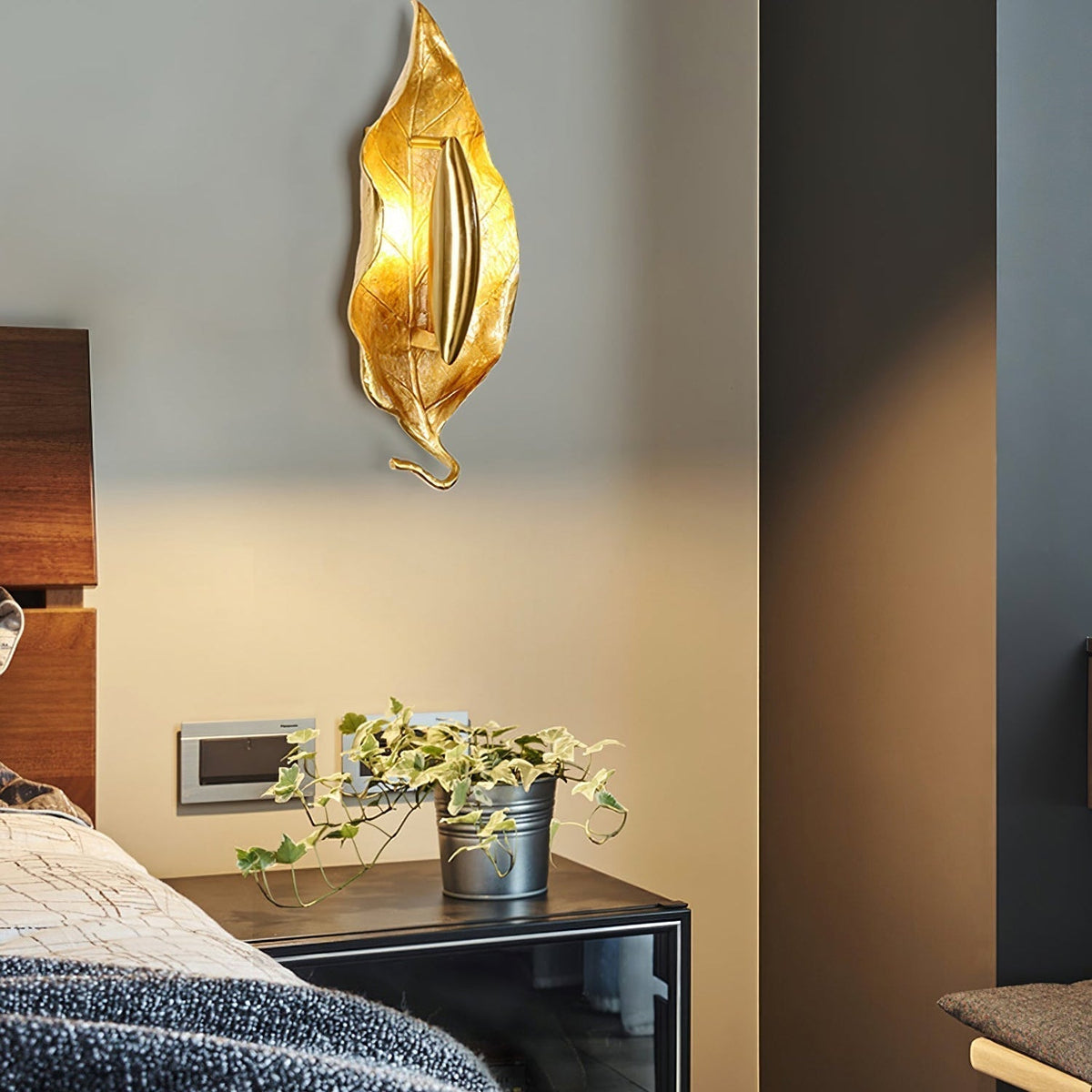 Corsel Nordic Art Leaf Brass Wall Lamp