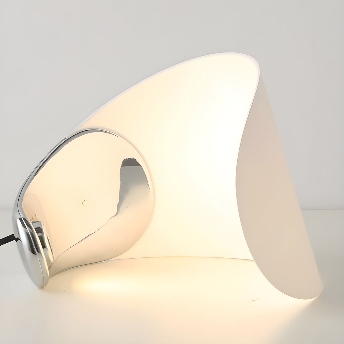 Lunora Elegant Flow Table Lamp