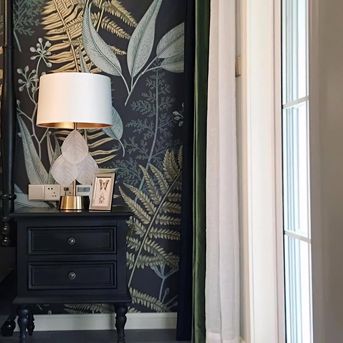 Velivaine Elegant Glass Table Lamp
