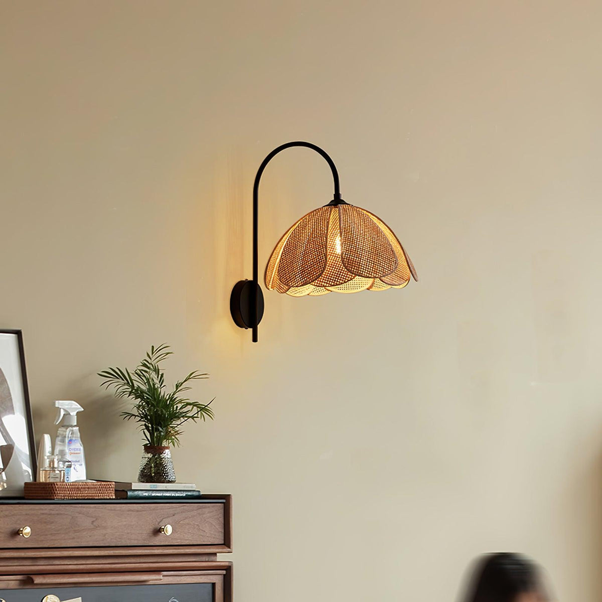 Zevelia Elegance Natural Petal Rattan Wall Lamp
