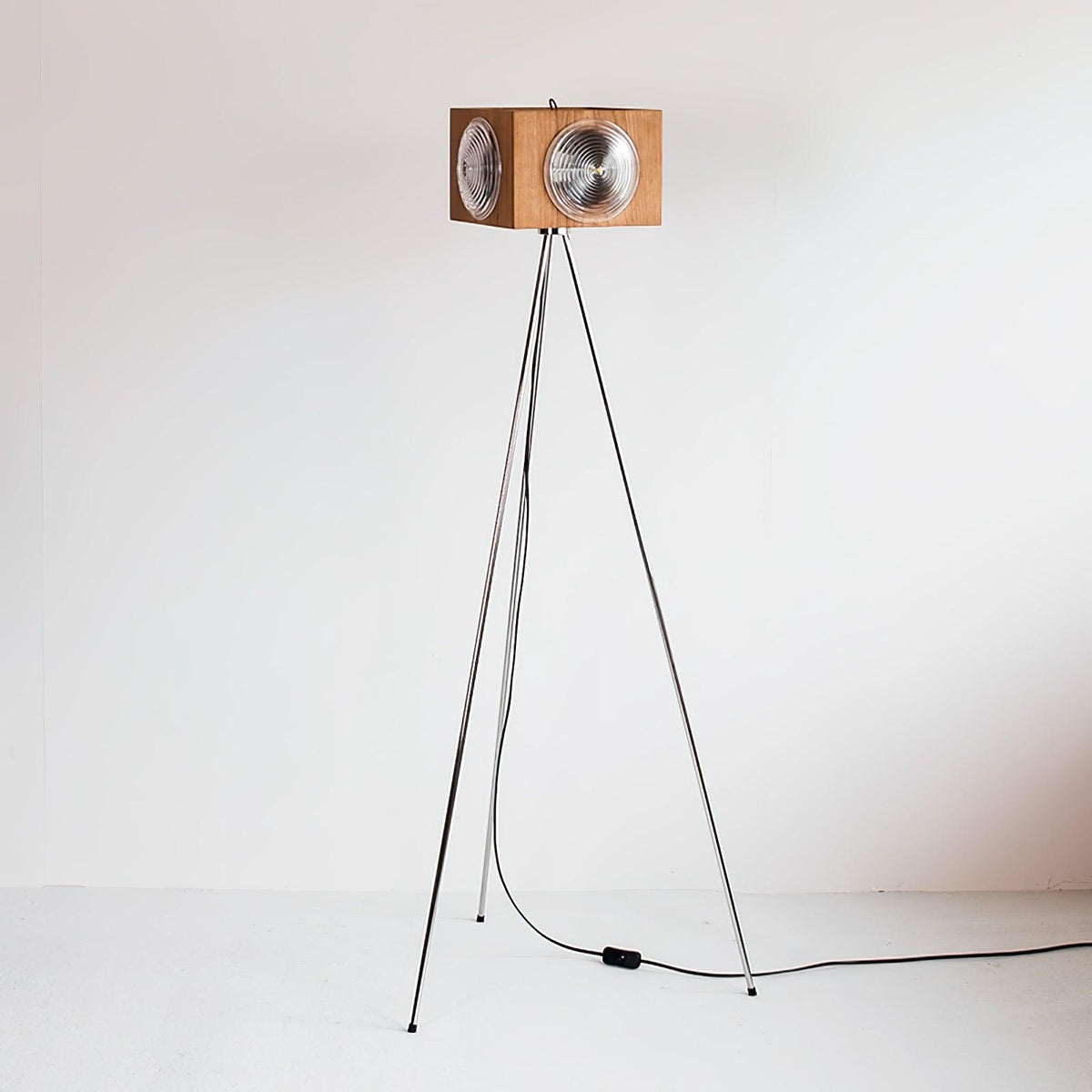 Vesoren Tripod Wood Floor Lamp