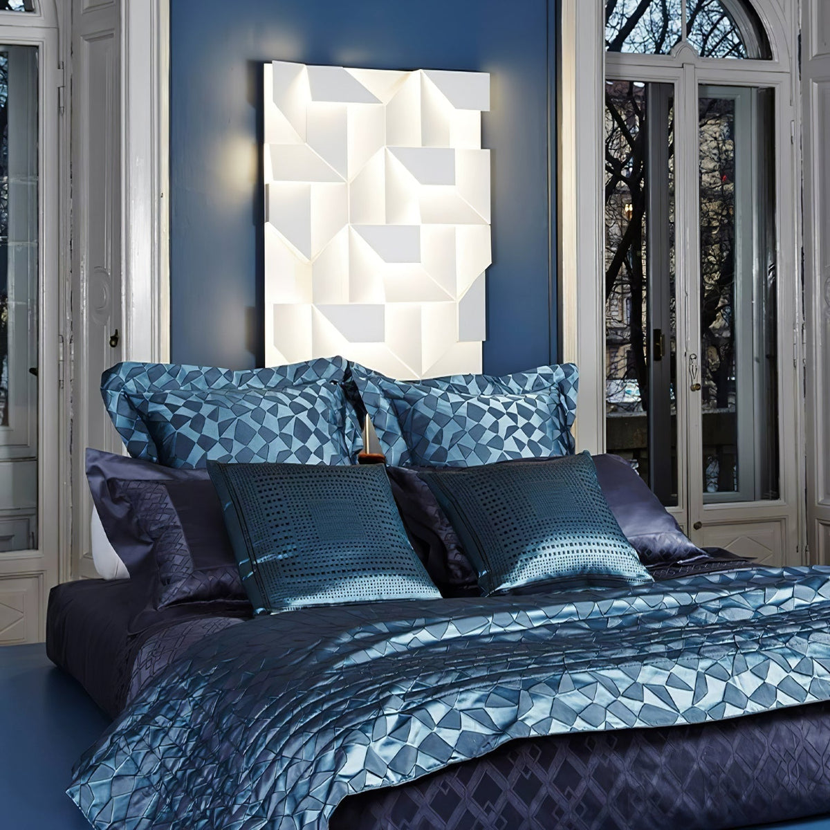 Deloza Shadows Rechargeable Grand Sconce Wall lamp