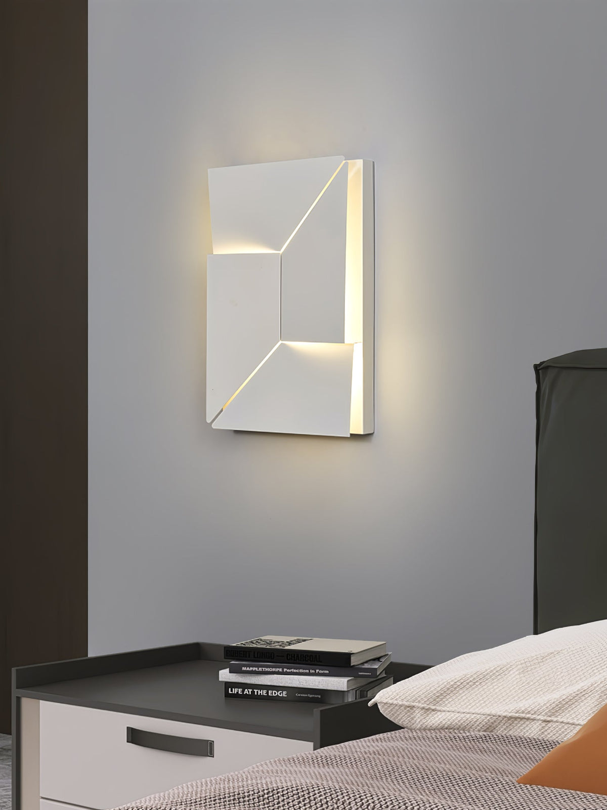 Deloza Shadows Rechargeable Grand Sconce Wall lamp