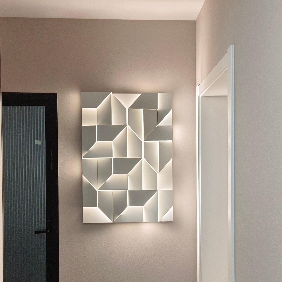 Wynor Shadows Grand Sconce Wall Lamp