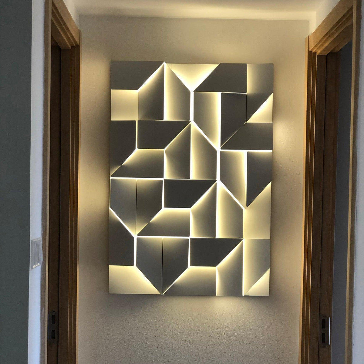 Wynor Shadows Grand Sconce Wall Lamp