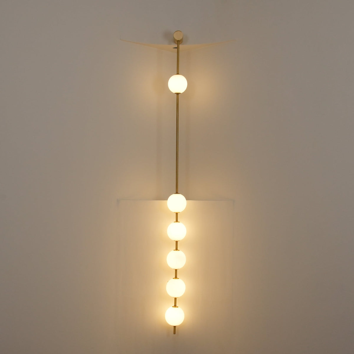Willa Wall Lamp Vertical Balls Brass
