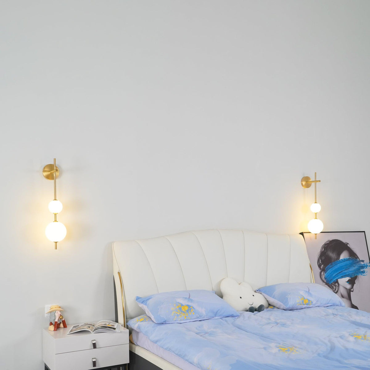 Ilraeia Vertical Globe Plug-in Wall Lamp