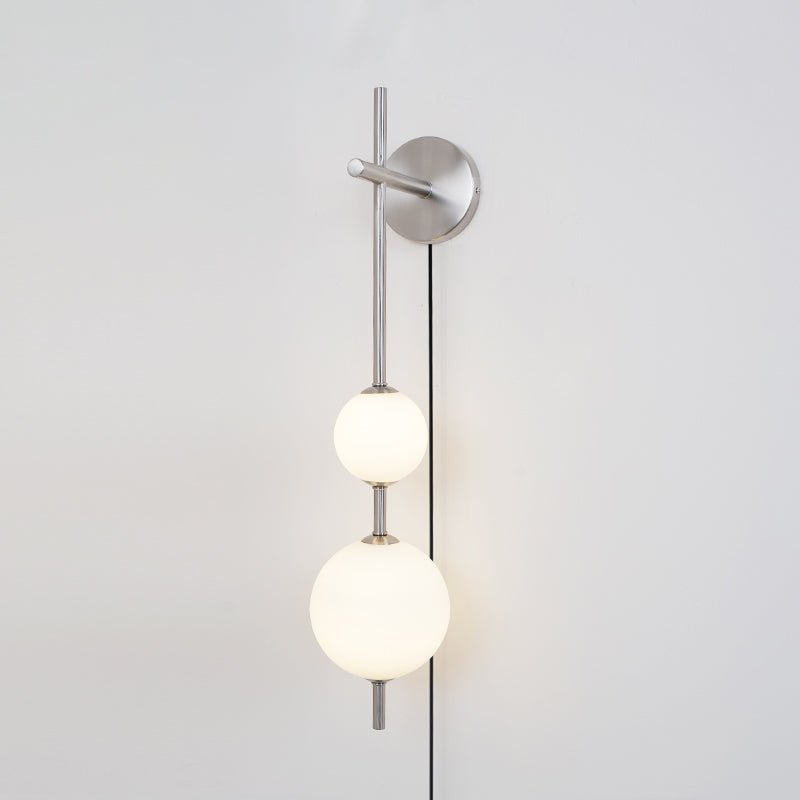 Ilraeia Vertical Globe Plug-in Wall Lamp