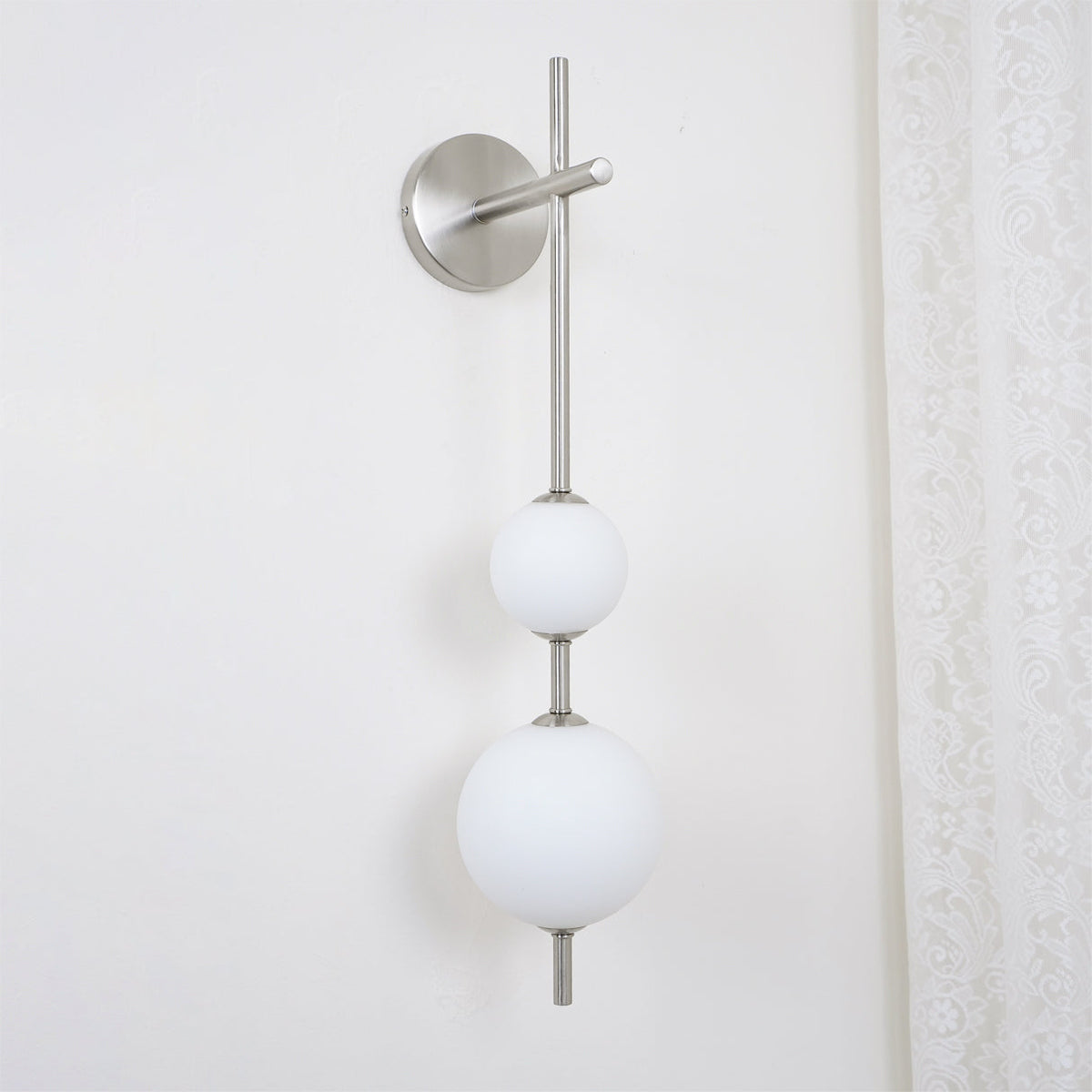 Ilraeia Vertical Globe Plug-in Wall Lamp