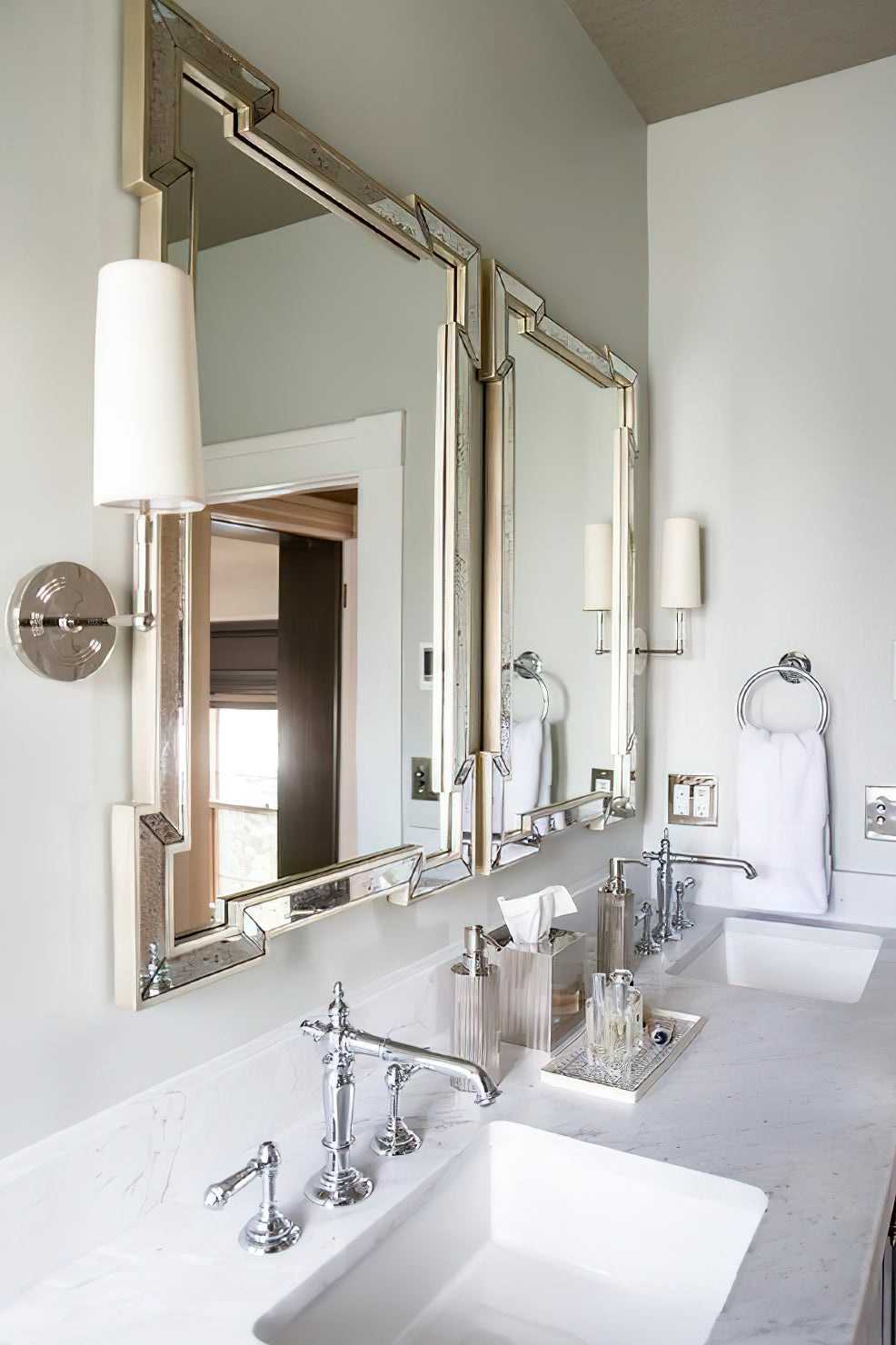 Elaiella Wall Lamp